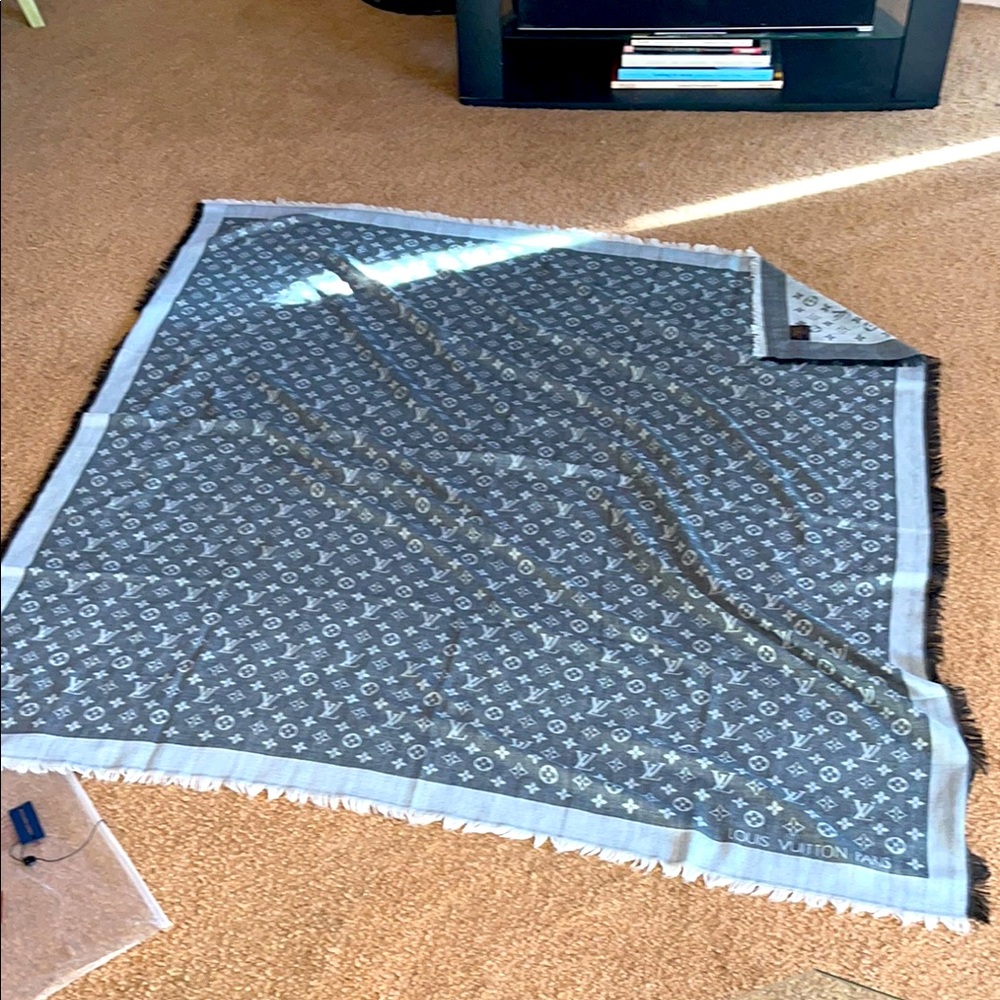 Lv 🧣 scarf new